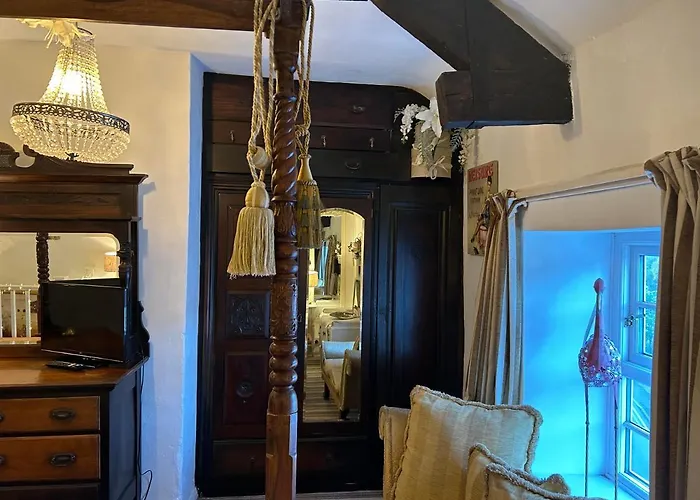 8 Opera Suites, Llangollen