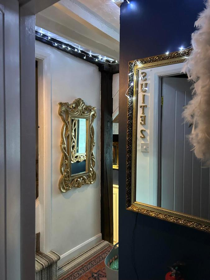 8 Opera Suites, *